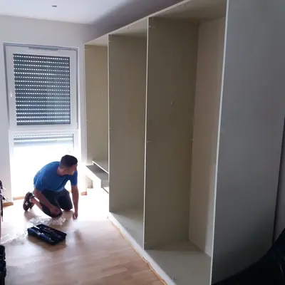 Möbelmontage München - IKEA-Schrank wird fachgerecht aufgebaut