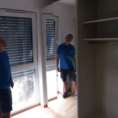 Professionelle Möbelmontage - Zusammenbau von Kleiderschrank in München