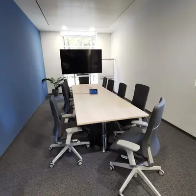 Büroumzug München - Schreibtische und Bürostühle werden verladen