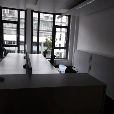 Büroumzug München - Beladener LKW vor Bürogebäude